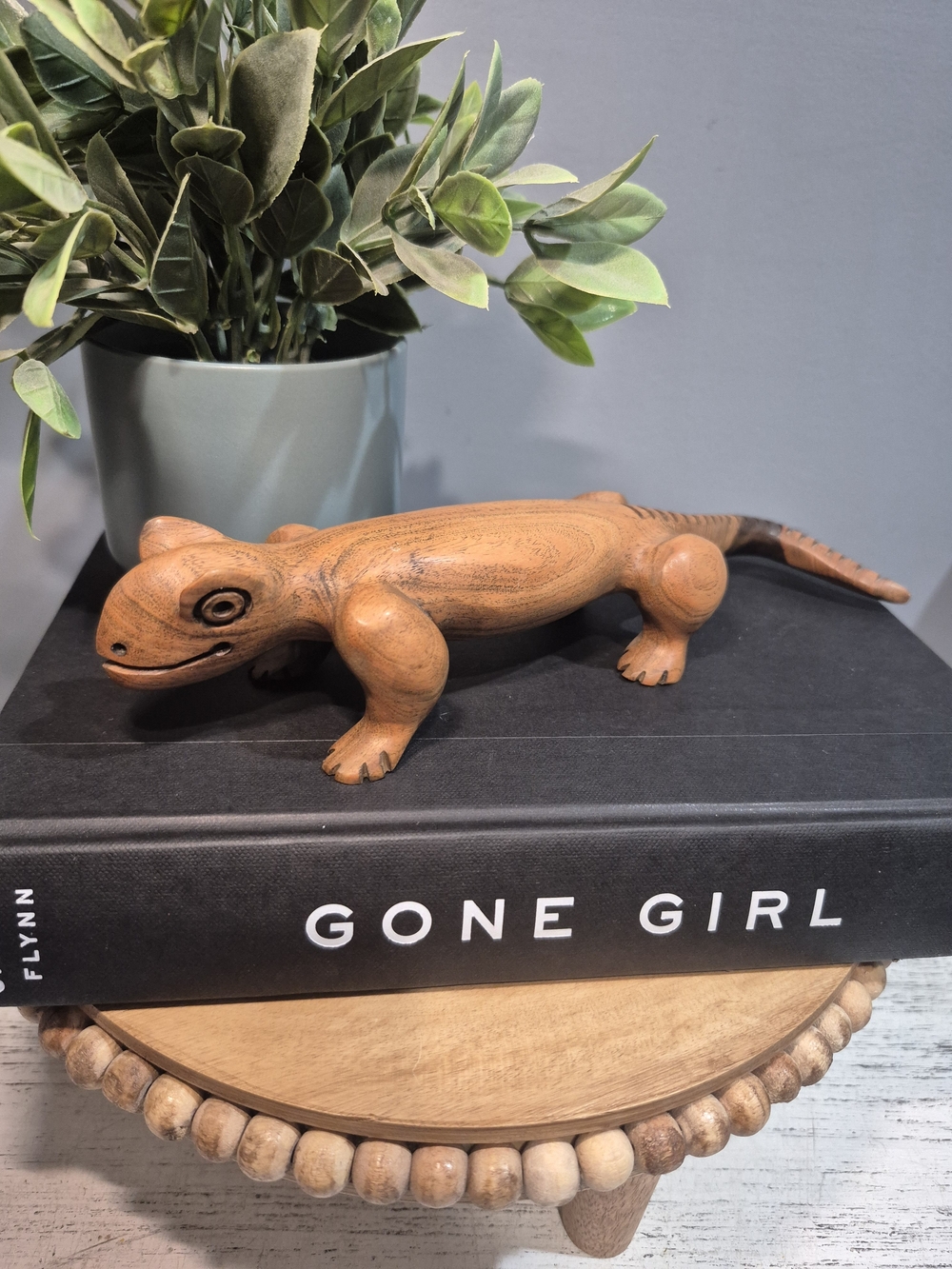 Unique Hand-Carved Wooden Lizard Figurine 2 Toned Excellent Condition 9" Long